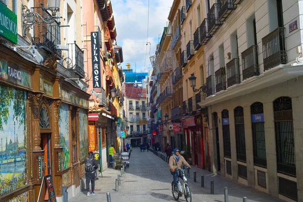 マドリードでの古い町の通りでマドリッド スペイン 2016 マドリードはスペインの首都 — ストック写真