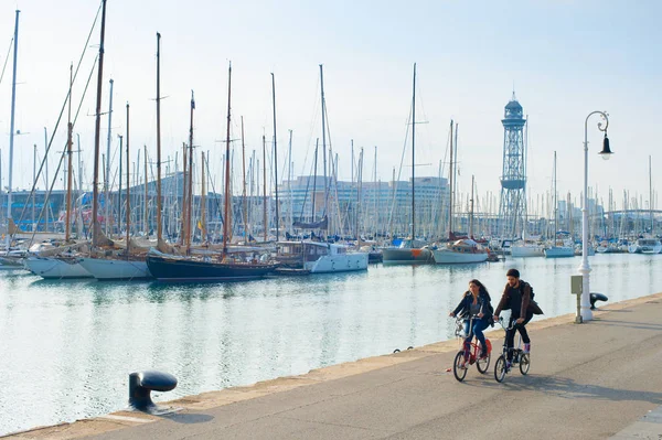 Pareja Bicicletas Montar Puerto Deportivo Barcelona Con Yates España — Foto de Stock