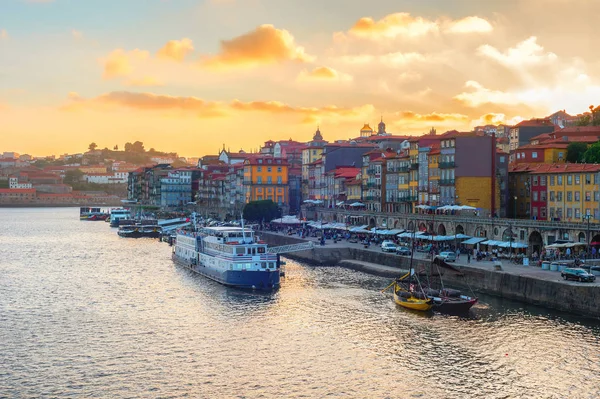 Zachód Słońca Niebo Nad Panoramę Porto Nasyp Łodzi Turystycznych Wina Obraz Stockowy