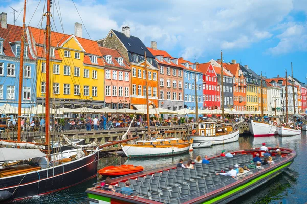 Tour Βάρκα Ιστιοπλοΐα Κανάλι Παλιά Ιστιοφόρα Στο Λιμάνι Nyhavn Peopleel — Φωτογραφία Αρχείου
