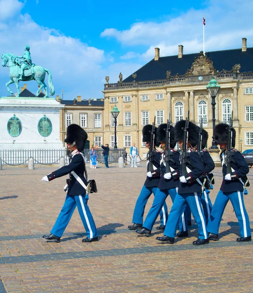 丹麦哥本哈根 2018年6月14日 丹麦皇家卫队在阿玛琳堡宫和弗雷德里克纪念碑旁的广场游行 — 图库照片