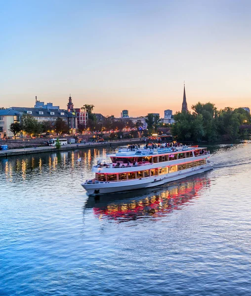 Ciudad Nocturna Barco Turístico Río Main Frankfurt Alemania — Foto de Stock