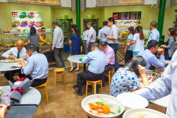 Singapore Gennaio 2017 Persone Popolare Food Court Singapore Economici Stand — Foto Stock