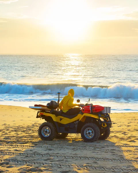 Guarda Vidas Vigiar Pessoas Oceano Pôr Sol Nazare Portugal — Fotografia de Stock