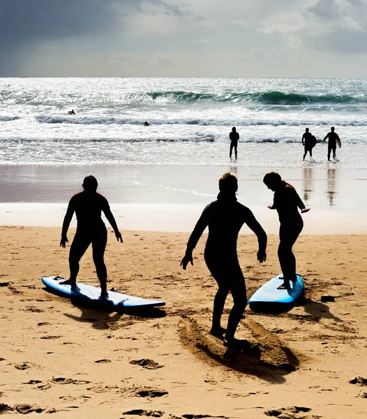 サーフィン スクールでビーチでサーフィンをする方法を学習します ポルトガル — ストック写真