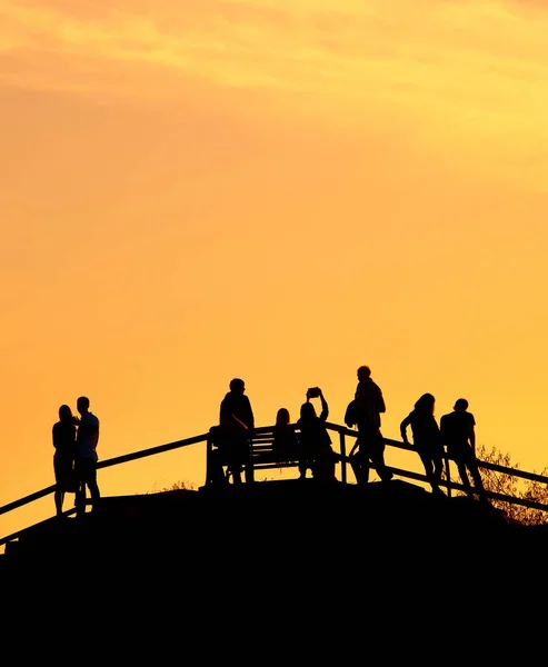 Silhuetter Grupp Människor Vid Solnedgången Park — Stockfoto