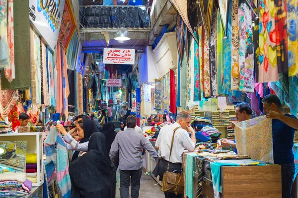 伊朗德黑兰 2017年5月22日 在大集市上看丝绸 纺织品和五颜六色的披肩的妇女 德黑兰的主要市场 — 图库照片