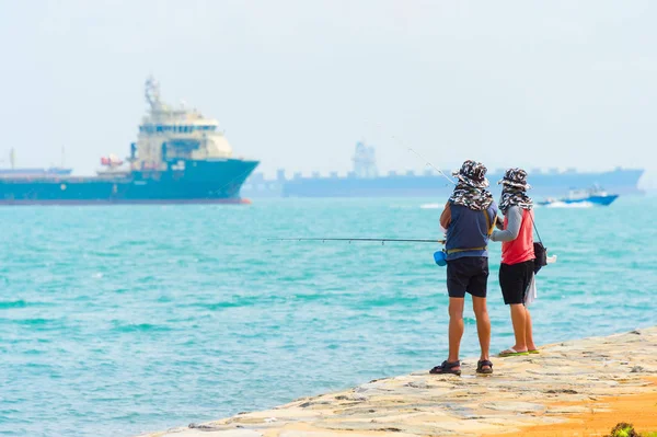 Pêcheurs Pêchant Depuis Remblai Port Singapour Navires Commerciaux Charge Arrière — Photo
