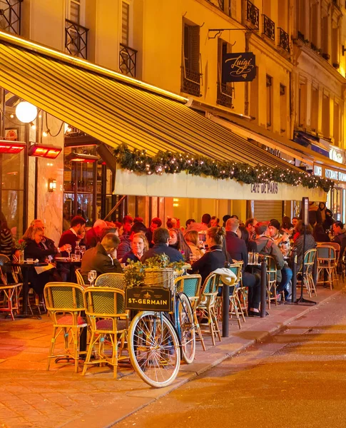 法国巴黎 2018年11月9日 晚上在巴黎一家街头餐馆用餐的人 巴黎是欧洲游客最多的城市 — 图库照片