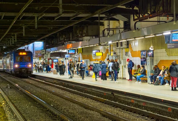 París Francia Noviembre 2018 Gente Estación Metro París Llega Tren —  Fotos de Stock