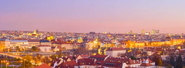 夕暮れ時のプラハのロマンチックなパノラマ Czech Republic — ストック写真