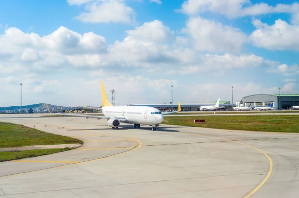 Avião Pista Partindo Aeroporto Sol Horizonte Nublado Fundo Istambul Turquia — Fotografia de Stock