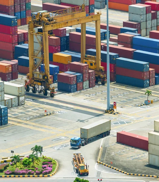 上からポート ビューを送料シンガポール貨物のコンテナー倉庫 貨物クレーン装置 — ストック写真