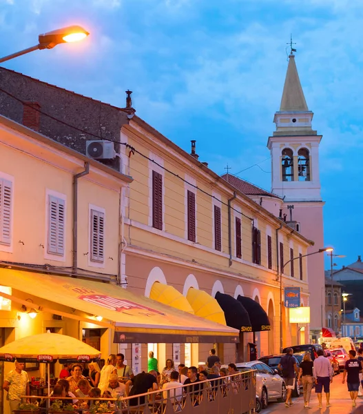 Novigrad Kroatien August 2017 Menschen Einem Straßenrestaurant Novigrad Der Dämmerung — Stockfoto