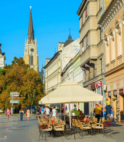 Novi Sad Servië Augustus 2017 Mensen Straat Restaurant Novi Sad — Stockfoto