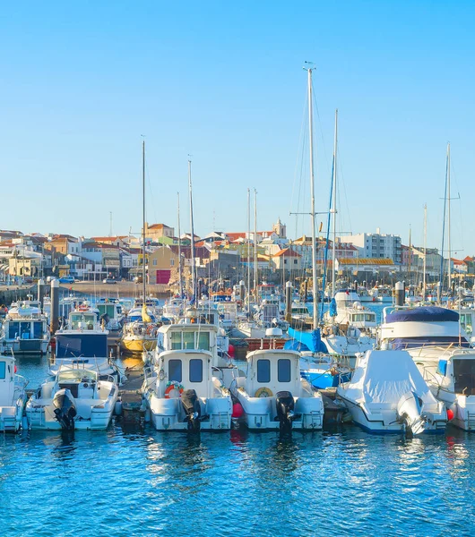 Yachts Blancs Bateaux Moteur Amarrés Par Jetée Dans Marina Peniche — Photo