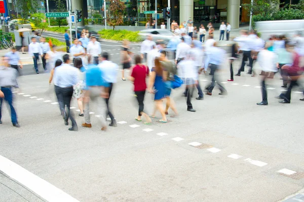 Rush Hour Zakenmensen Lopen Kruispunt Het Centrum Motie Waas Singapore — Stockfoto
