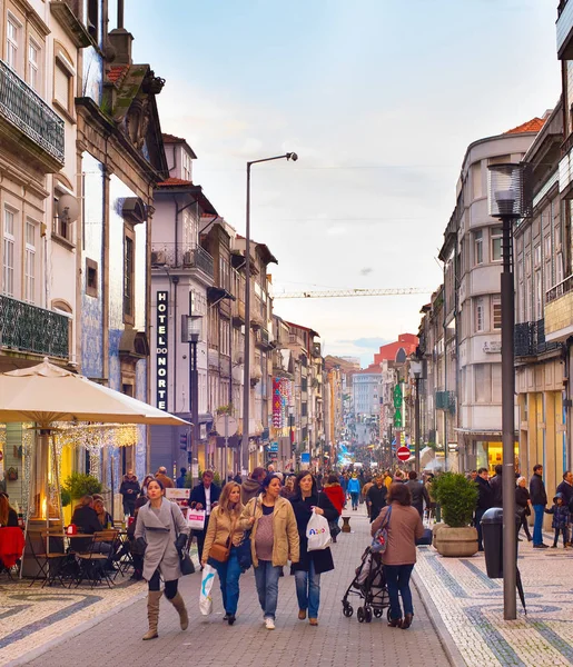 Porto Portekiz Kasım 2016 Santa Catarina Sokakta Yürüme Toruists Bir — Stok fotoğraf