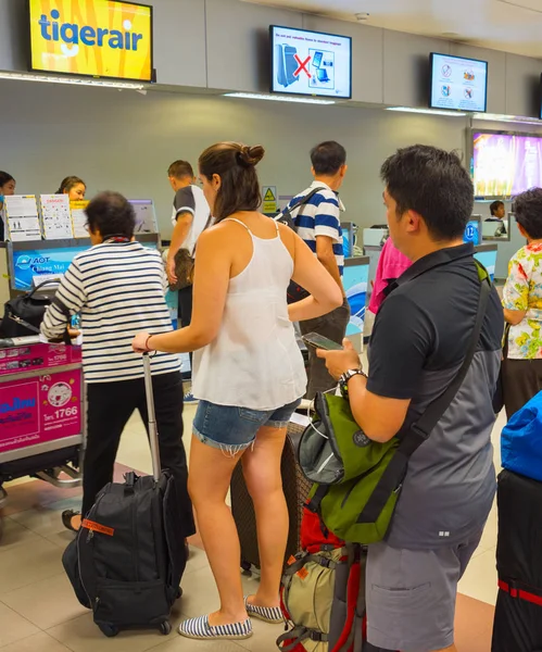 Chiang Mai Thailand Jan 2017 Pessoas Esperando Fila Balcão Check — Fotografia de Stock