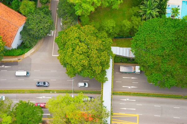 Traffic on green street, Singapore — Stock Photo, Image