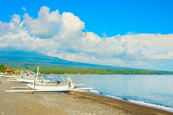 Fischerboote, bali beach, agung — Stockfoto