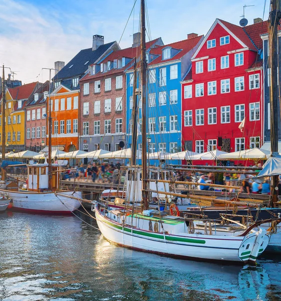 Naplemente Nyhavn töltésen csónakokkal — Stock Fotó