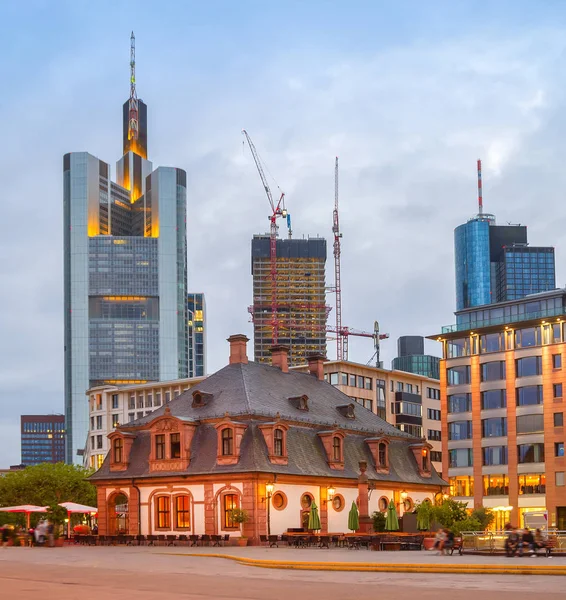 Noite Cidade Frankfurt Pessoas Andando Por Rua Iluminada Com Cafés — Fotografia de Stock