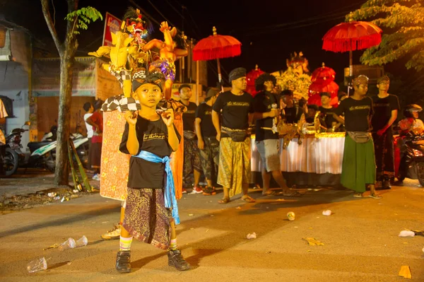 Bali Indonésia Março 2017 Menino Traje Tradicional Segurando Figuras Nyepi — Fotografia de Stock