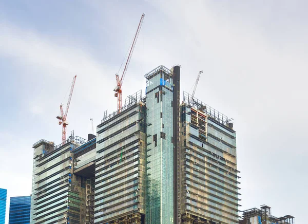Jeřáby mrakodrap stavební společnosti Singapur — Stock fotografie