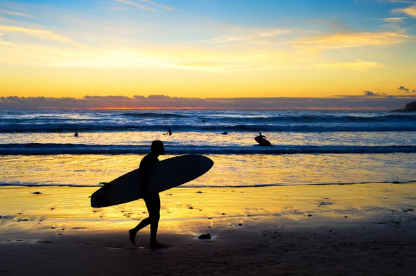 Surfer σιλουέτα παραλία ηλιοβασίλεμα: Μπαλί — Φωτογραφία Αρχείου