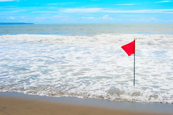 Rote Flagge an der Küste geschwenkt — Stockfoto