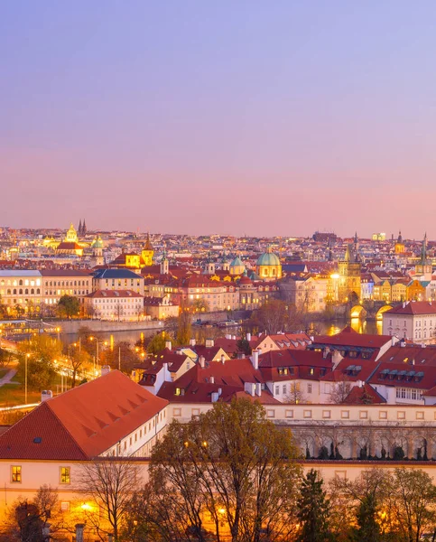 Skyline van Praag twilight Tsjechische stadsgezicht — Stockfoto