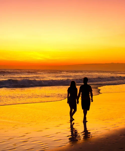 Пара прогулок тропический пляж романтический — стоковое фото