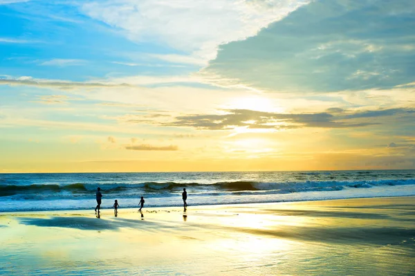 Família andando por sol praia Bali — Fotografia de Stock