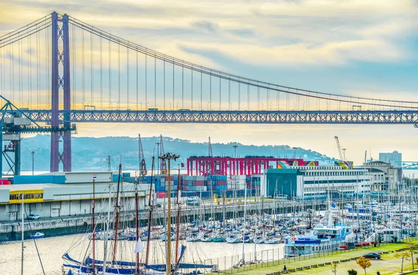 Port Handlowy Lizbony Portu Miejskiego Jachtami Kwietnia Bridge Almada Skyline — Zdjęcie stockowe