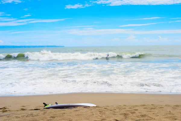 Surfbräda på sandstrand — Stockfoto