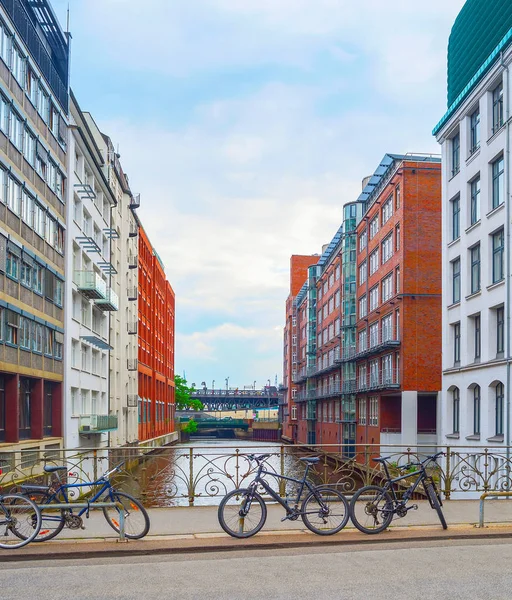 Aparcamiento bicicletas junto al canal de Hamburgo —  Fotos de Stock