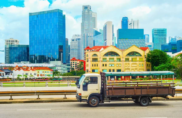 Φορτηγό στην εθνική οδό, Σιγκαπούρη αστικό τοπίο — Φωτογραφία Αρχείου