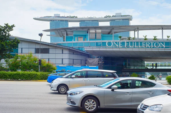 Autoverkeer in het centrum van Singapore — Stockfoto