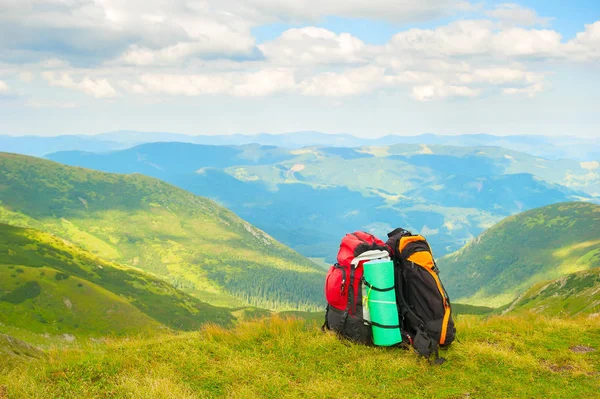 Senderistas mochilas, Cárpatos montañas paisaje —  Fotos de Stock