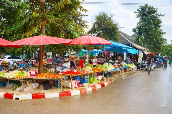 泰国排 2017年1月10日 在派市街道泰国食品杂货市场购买新鲜食品杂货的人 — 图库照片