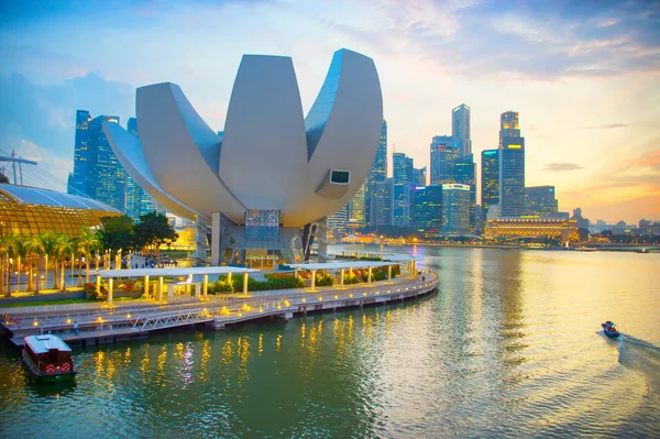 Singapore January 2017 Sunset Illuminated Marina Bay Skyline Artscience Museum — Stock Photo, Image