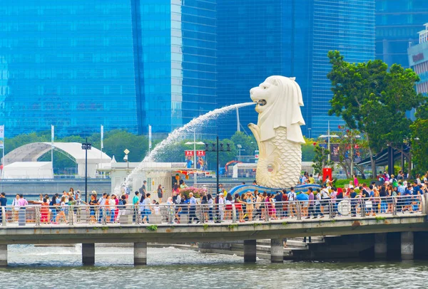 Singapore January 2017 Crowd Tourists Singapore Lion Fountain Glass Facades — Stock Photo, Image