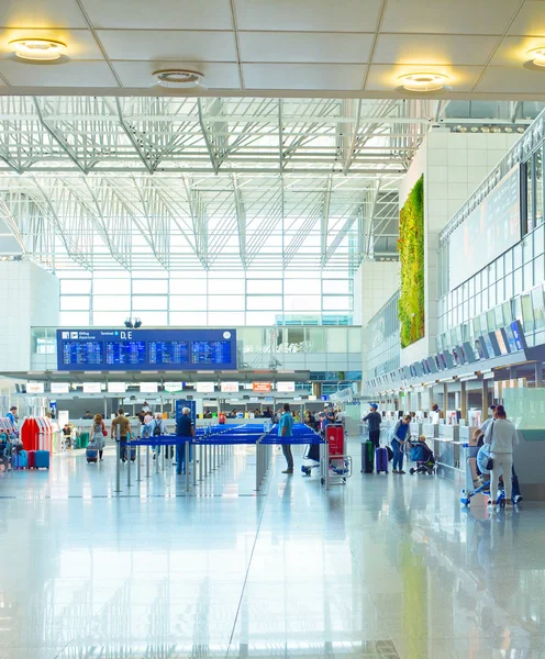 Frankfurt Alemanha Agosto 2018 Pessoas Salão Aeroporto Frankfurt Main Aeroporto — Fotografia de Stock