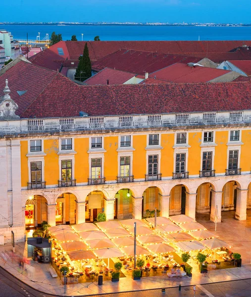 Upplyst restaurang Lissabon Commerce square — Stockfoto