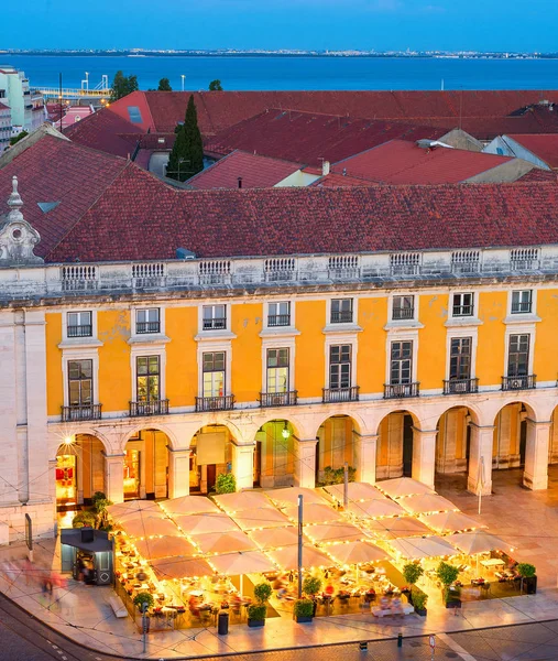 Restaurant éclairé Lisbonne Place du Commerce — Photo