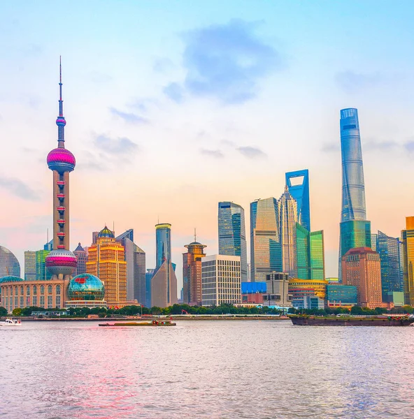 モダンな建築で 中国の背景に風光明媚な夕焼け空と川の土手に上海都市スカイライン — ストック写真