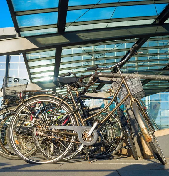 Fietsen parkeren veel Copenhagen menigte — Stockfoto