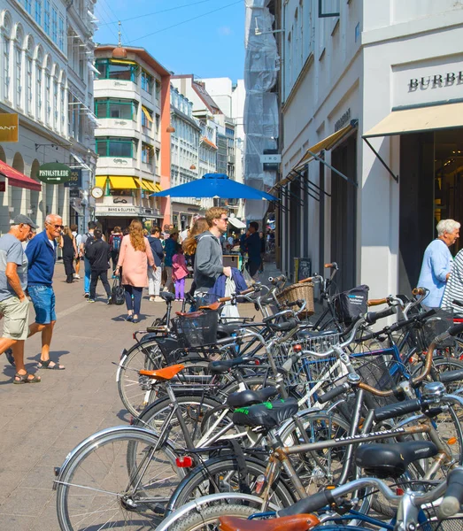 丹麦哥本哈根 2018年6月14日 哥本哈根中央购物街的人们 在阳光明媚的日子里 在城市的全景下 有自行车停放 — 图库照片