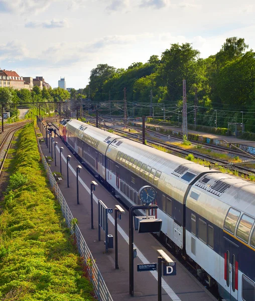 Zug kommt zum Bahnhof, Kopenhagen — Stockfoto